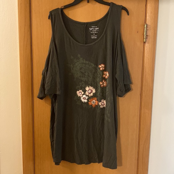 Torrid Super Soft Knits Olive Green Floral Cold Shoulder Tee Shirt Plus Size 5 - Picture 2 of 13